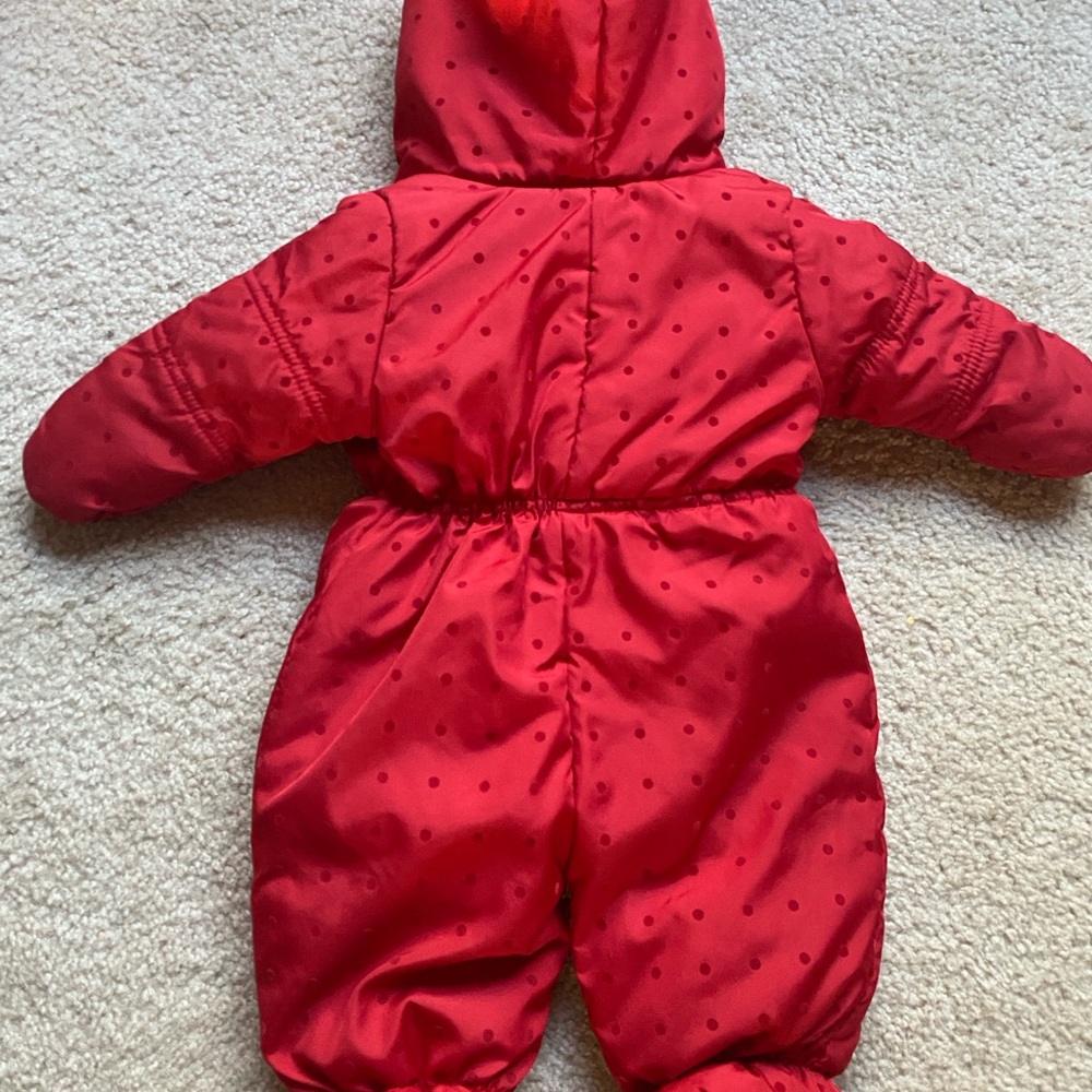 0-6 month snowsuit. Light use. Cover 100 polyester.